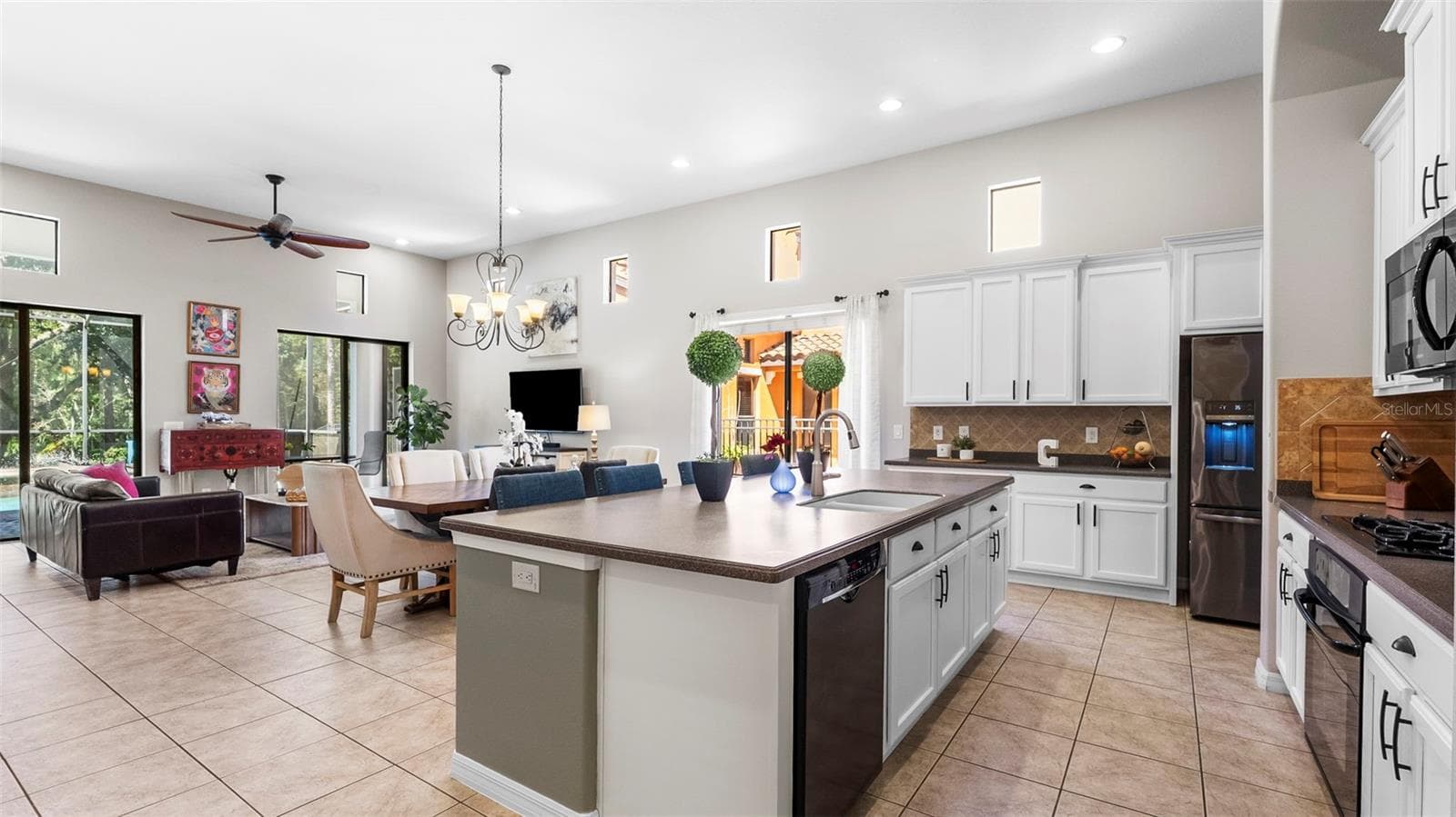 Kitchen-Feature Wall On Island - 20316 HERITAGE POINT DR, TAMPA