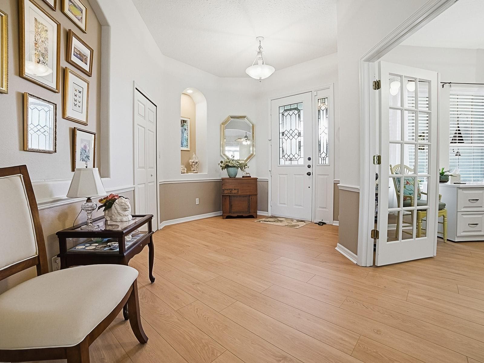 Spacious Foyer with a Hall Closet. This home has 8 closets and a walk in Pantry - 4818 SABLE RIDGE CT, LEESBURG