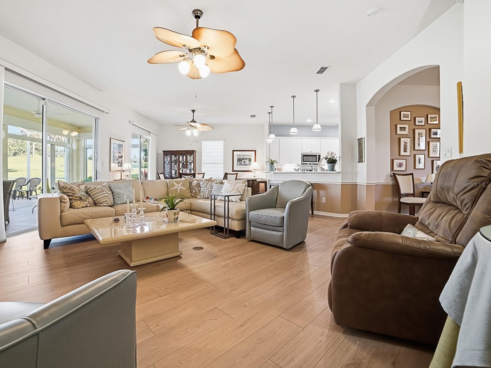 Great room looking into kitchen - 4818 SABLE RIDGE CT, LEESBURG