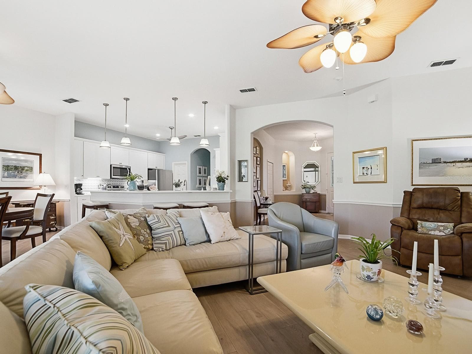 Great room looking into kitchen - 4818 SABLE RIDGE CT, LEESBURG