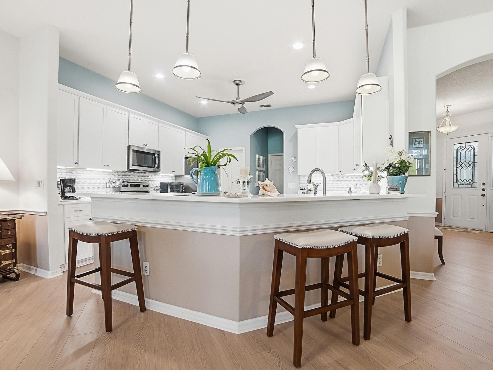 Sitting Area with views of the kitchen - 4818 SABLE RIDGE CT, LEESBURG