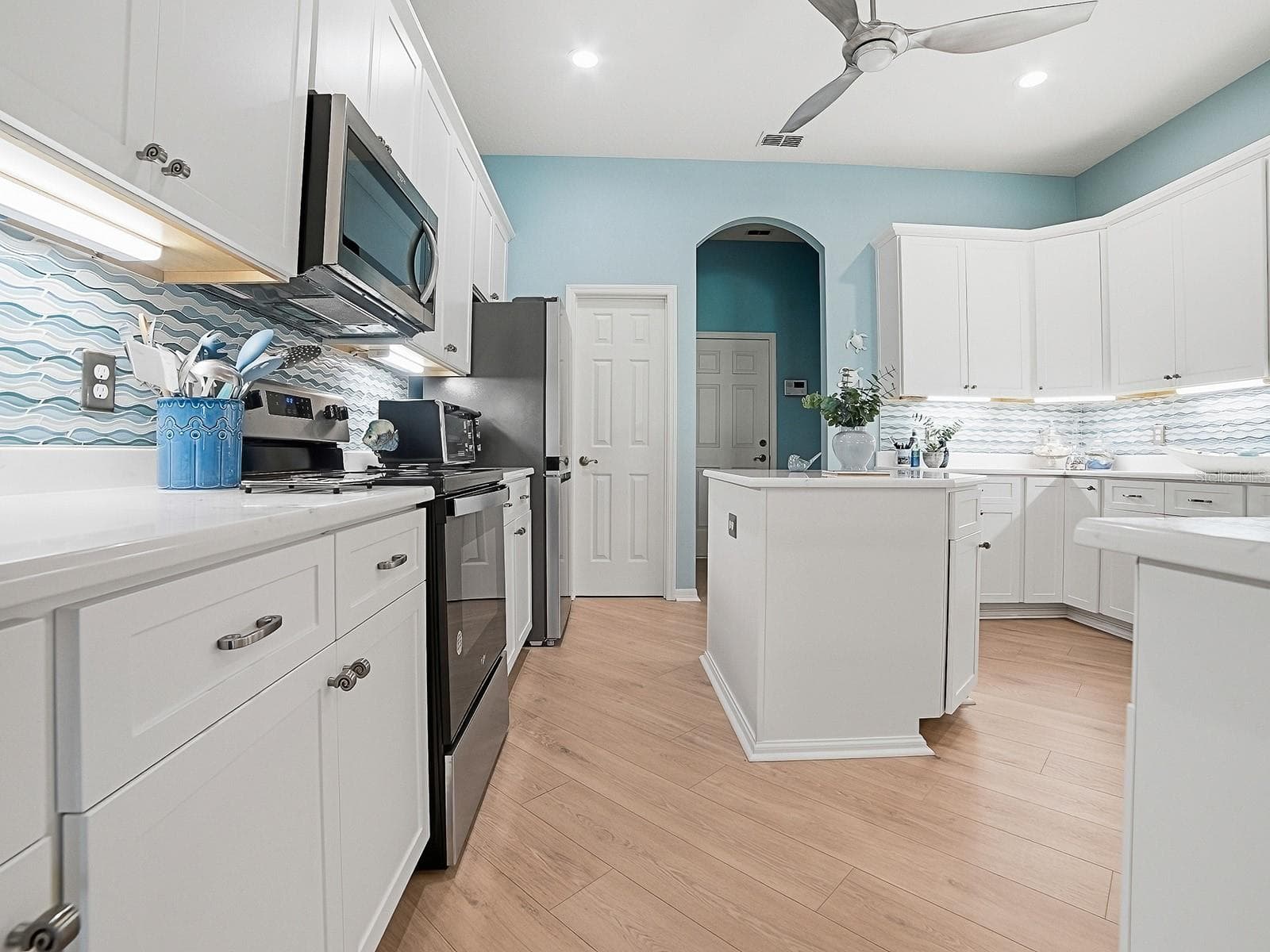 There is a Walk in pantry and another double pantry. - 4818 SABLE RIDGE CT, LEESBURG