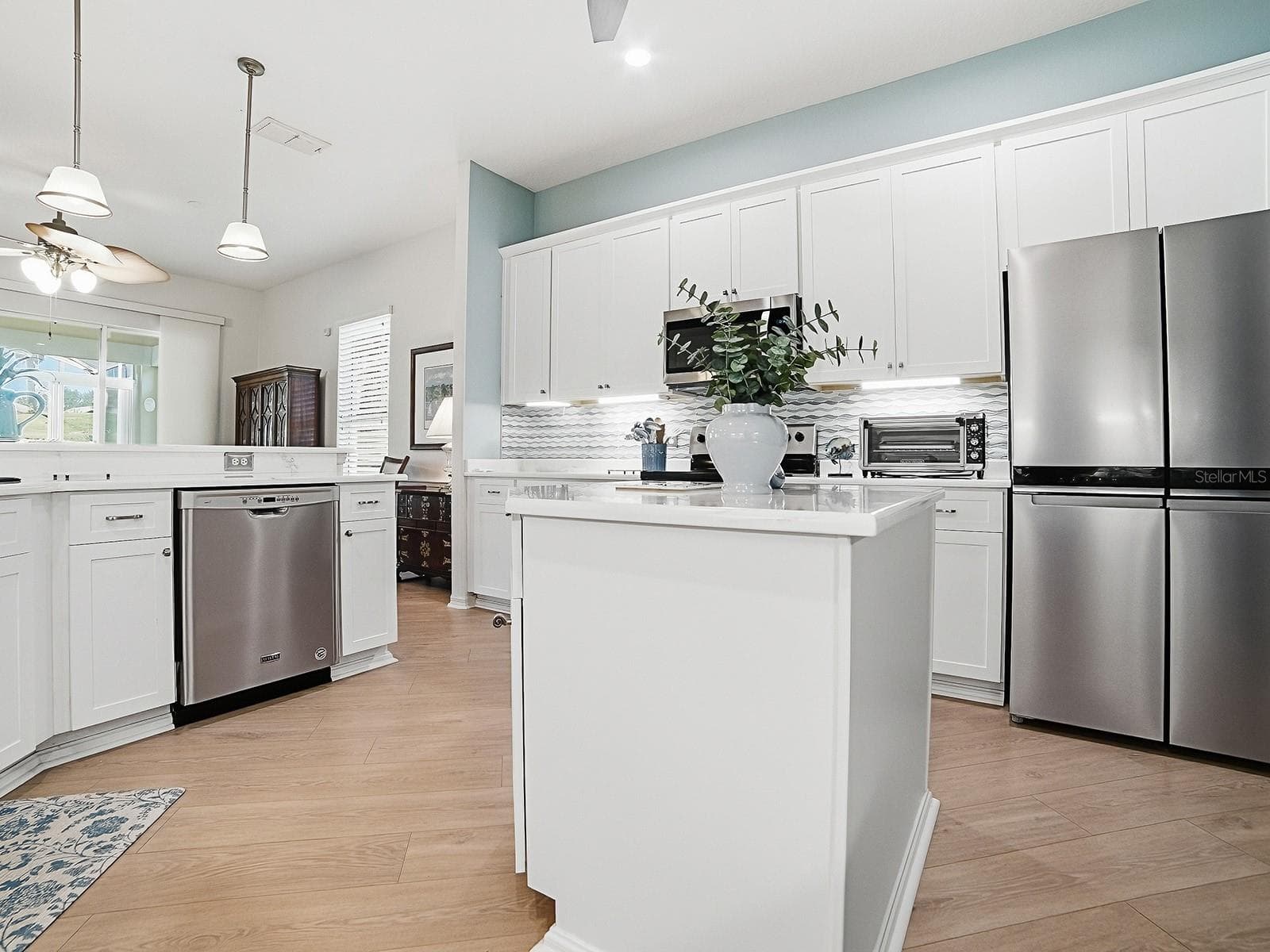 Lots of light and cabinets in this beautiful kitchen - 4818 SABLE RIDGE CT, LEESBURG