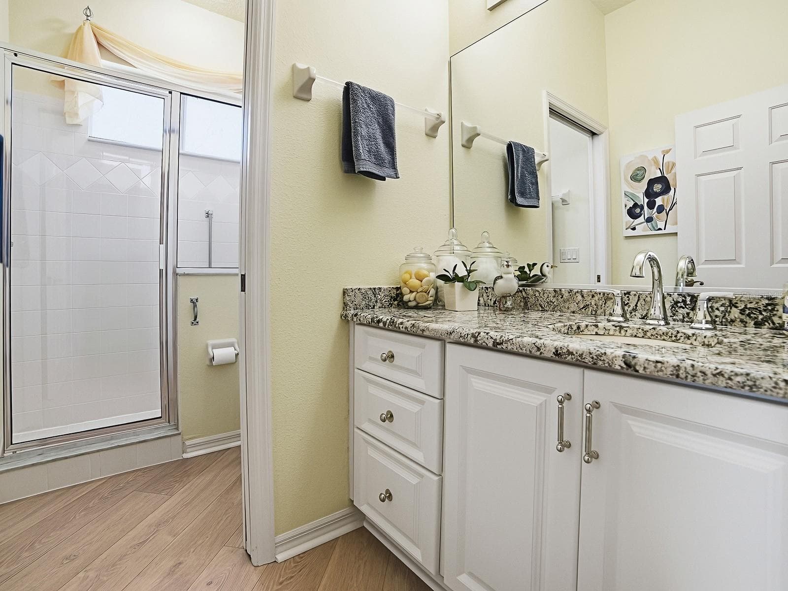 Guest bathroom with lots of storage - 4818 SABLE RIDGE CT, LEESBURG