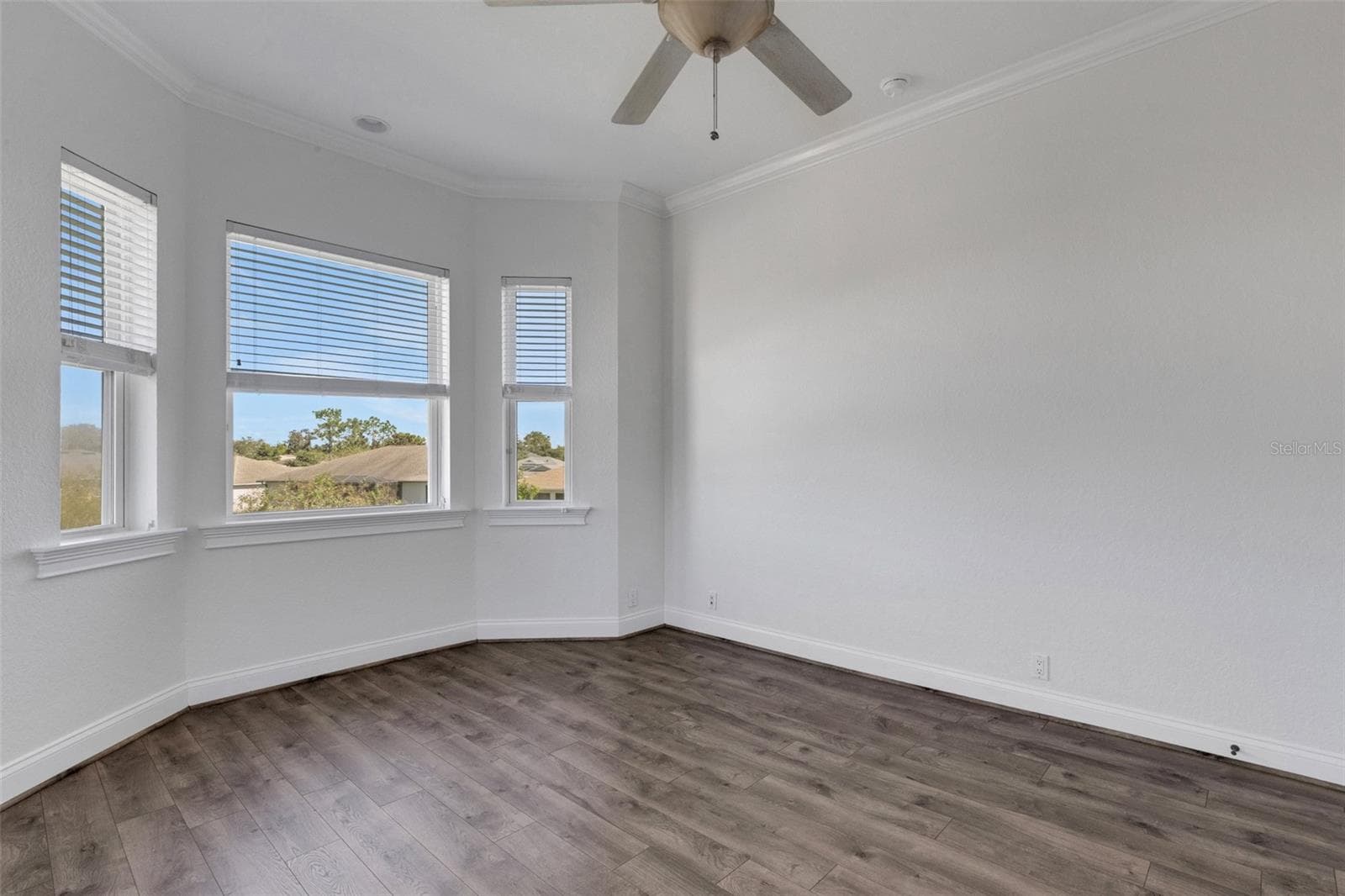 several of which are designed to resemble a bay window. - 6562 EAGLE VIEW LOOP, LAKELAND