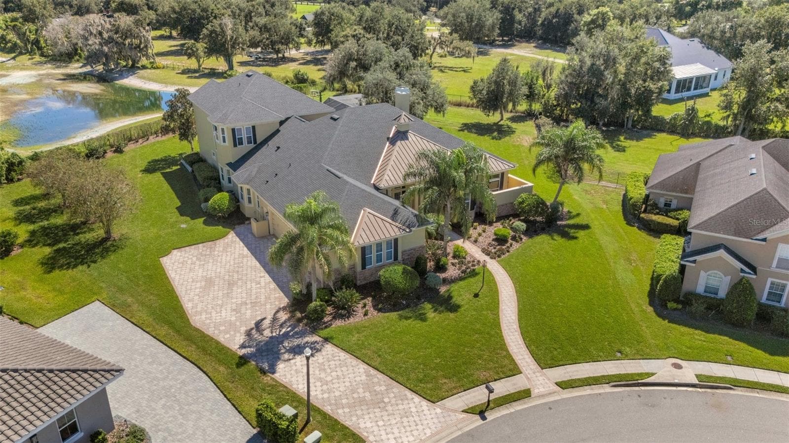 The home has a full brick paver driveway leading to a 4-car (YES, 4-CAR) garage, sidewalks and so much more. - 6562 EAGLE VIEW LOOP, LAKELAND