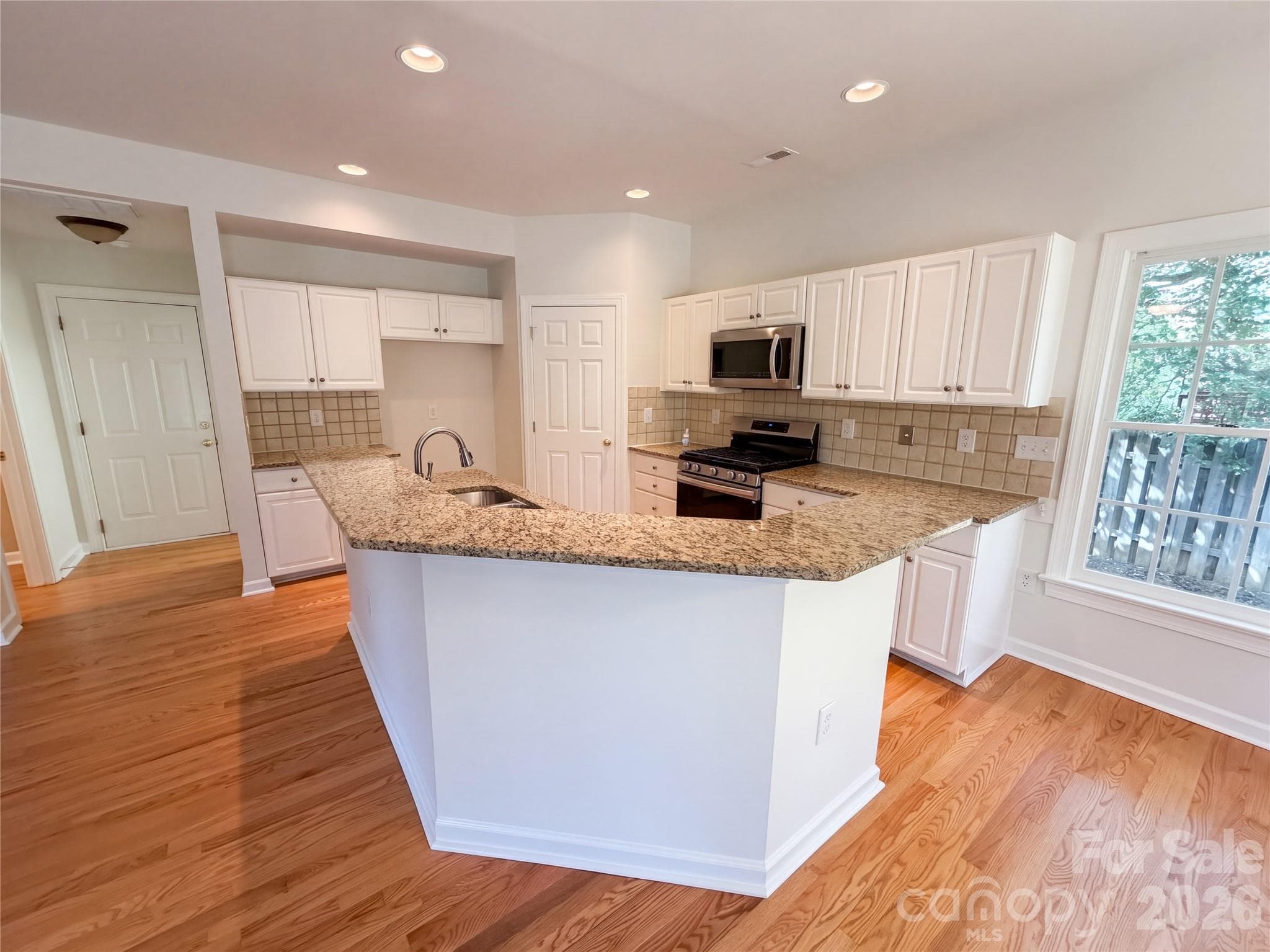 Single Family Residence at 5609 Fairvista Drive, Charlotte, photo 5 of 28