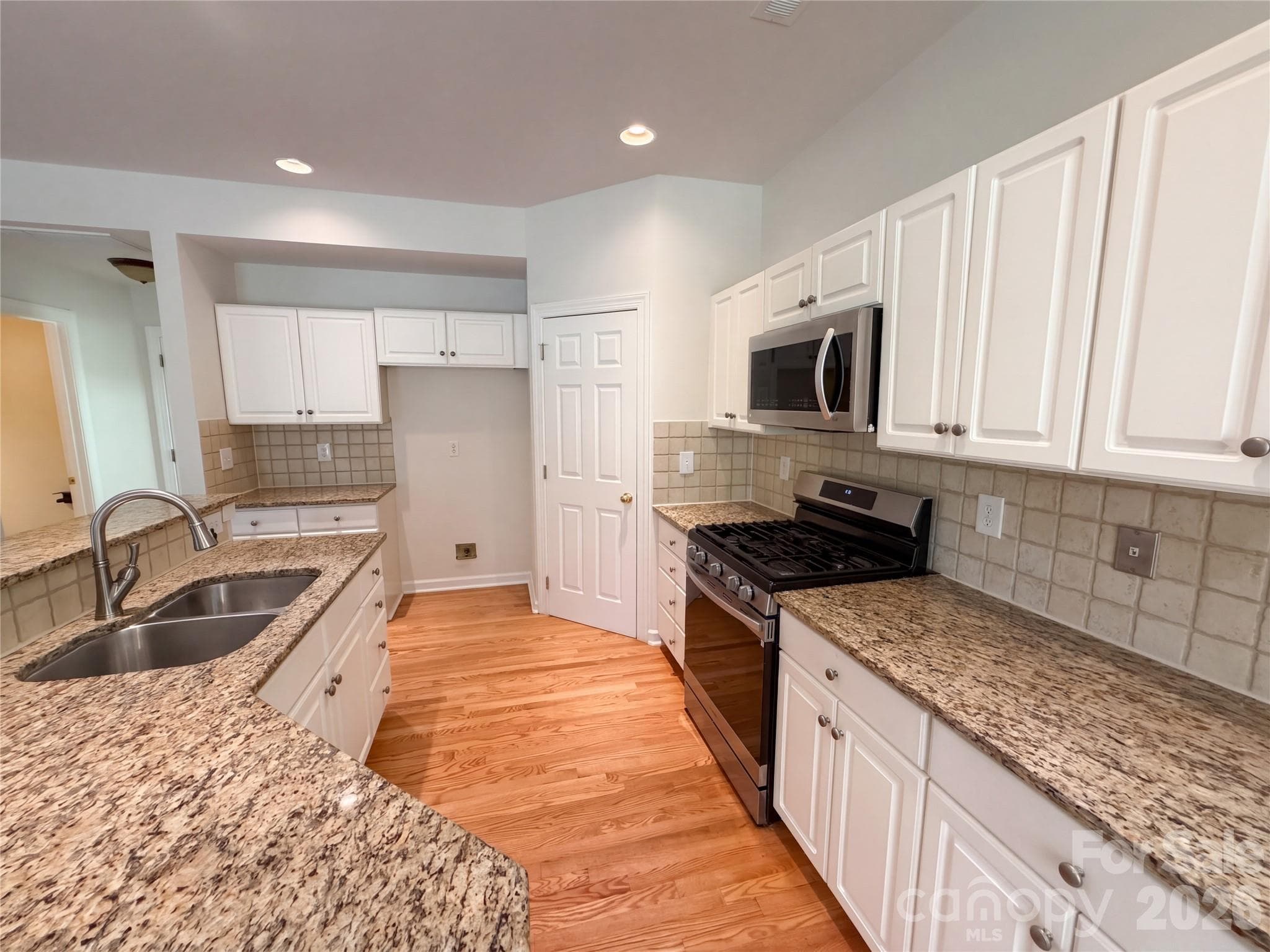 Single Family Residence at 5609 Fairvista Drive, Charlotte, photo 7 of 28