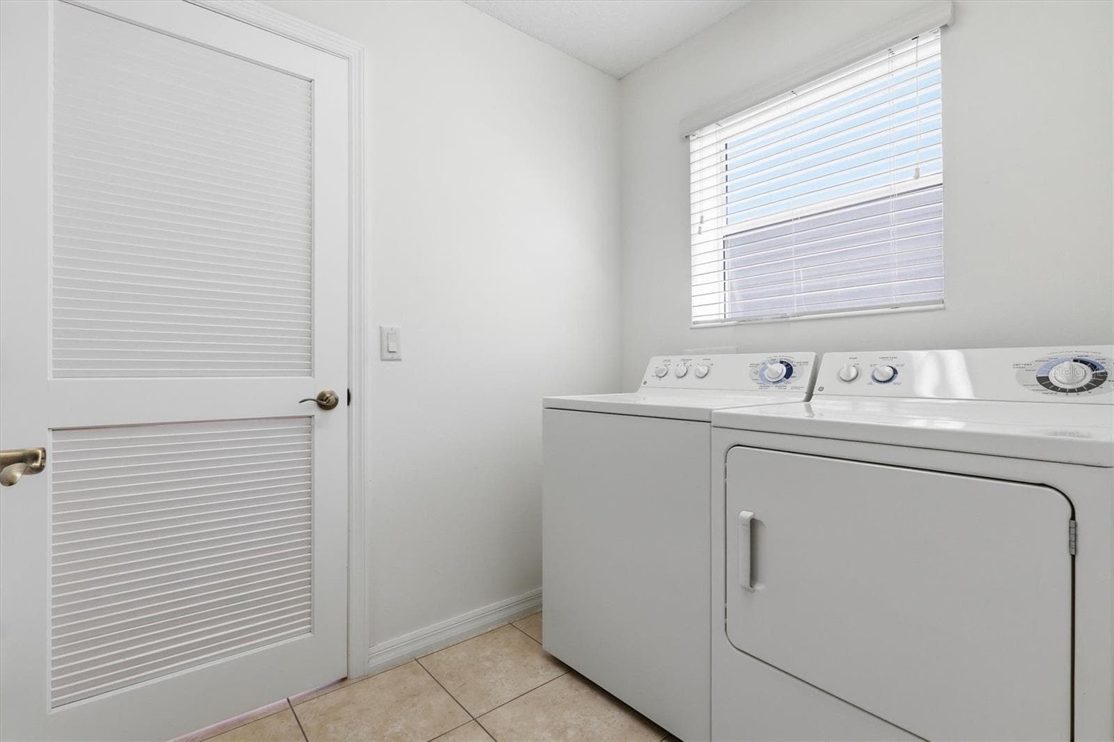 Two Car Garage, Wash Tub, Privacy Screen Sliding Door on Garage. - 1563 EASTOVER TER, THE VILLAGES