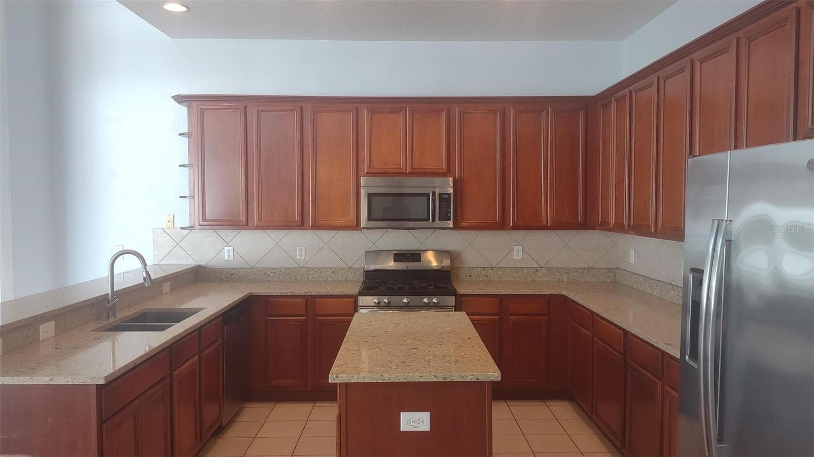 Single Family Residence at 18309 EASTWYCK DR, TAMPA, photo 3 of 18