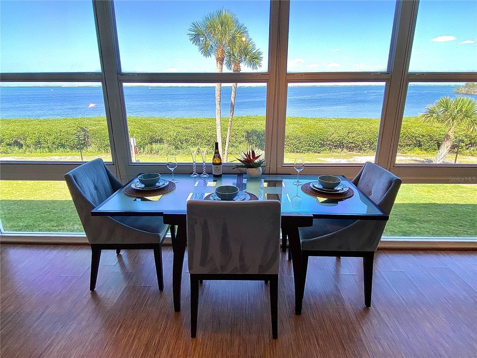 Florida Room Bayfront Formal Dining! Expandable Glass Table Seats up to 6! - 4800 GULF OF MEXICO DR #205, LONGBOAT KEY