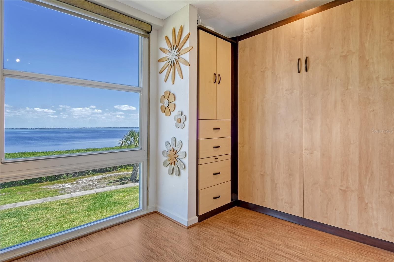 Florida Room Including Queen Murphy Bed & Guest Closet/Drawers! - 4800 GULF OF MEXICO DR #205, LONGBOAT KEY