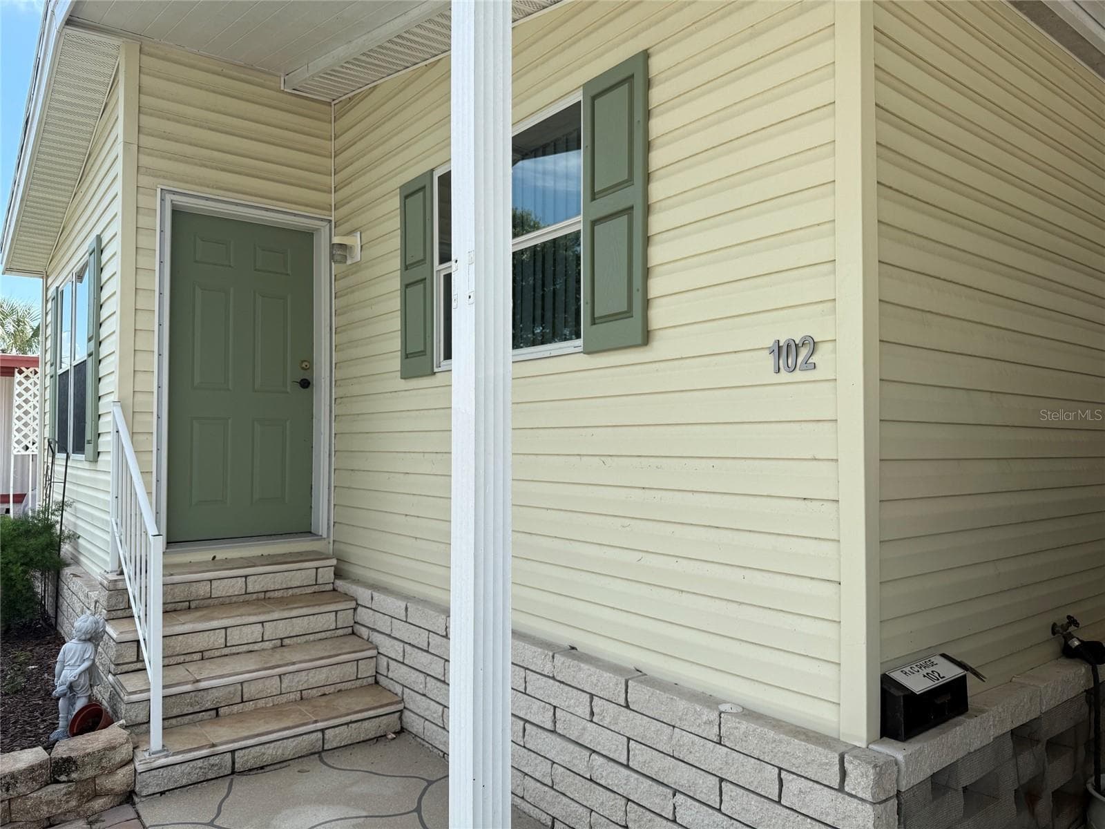 Manufactured Home at 7880 54TH AVE N #102, ST PETERSBURG, photo 4 of 43