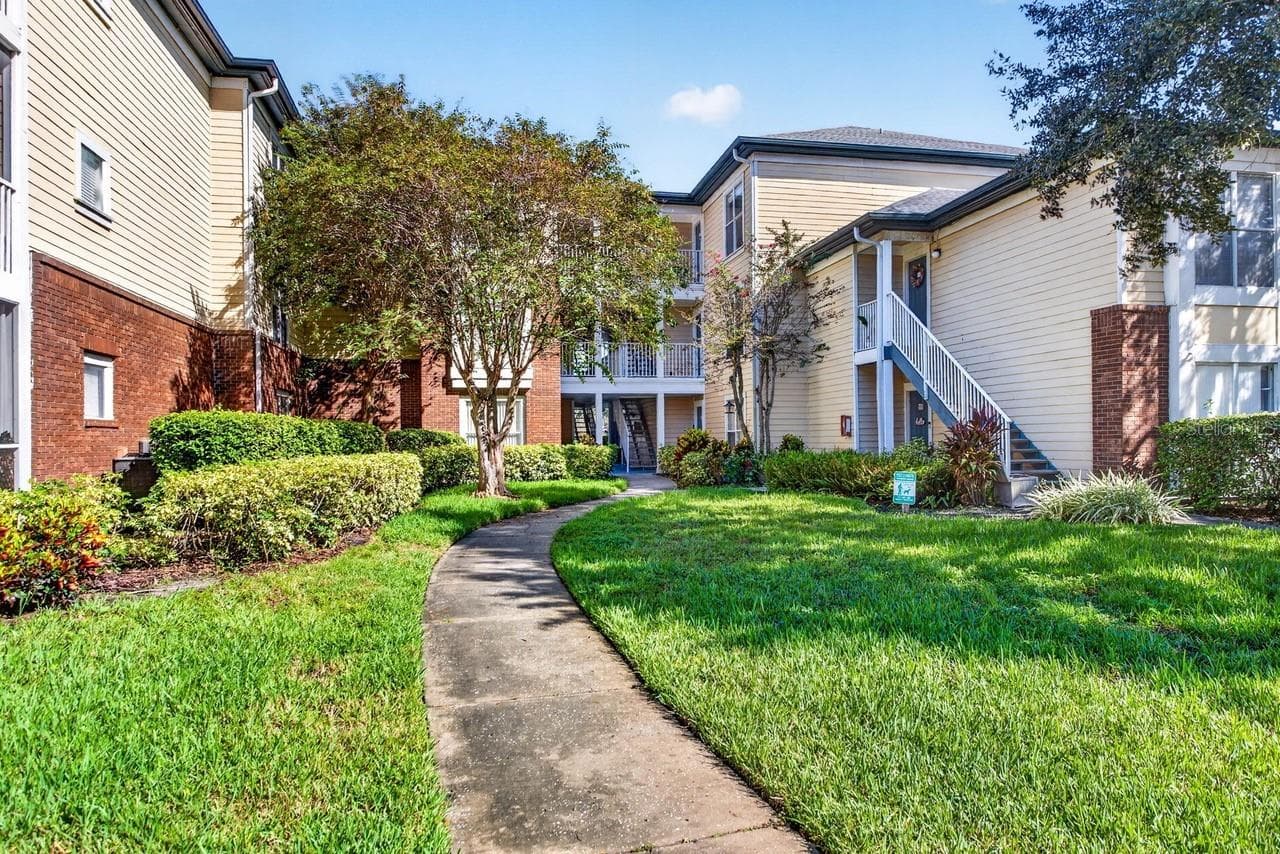 Condominium at 4211 CHATHAM OAK CT #111, TAMPA, photo 2 of 38