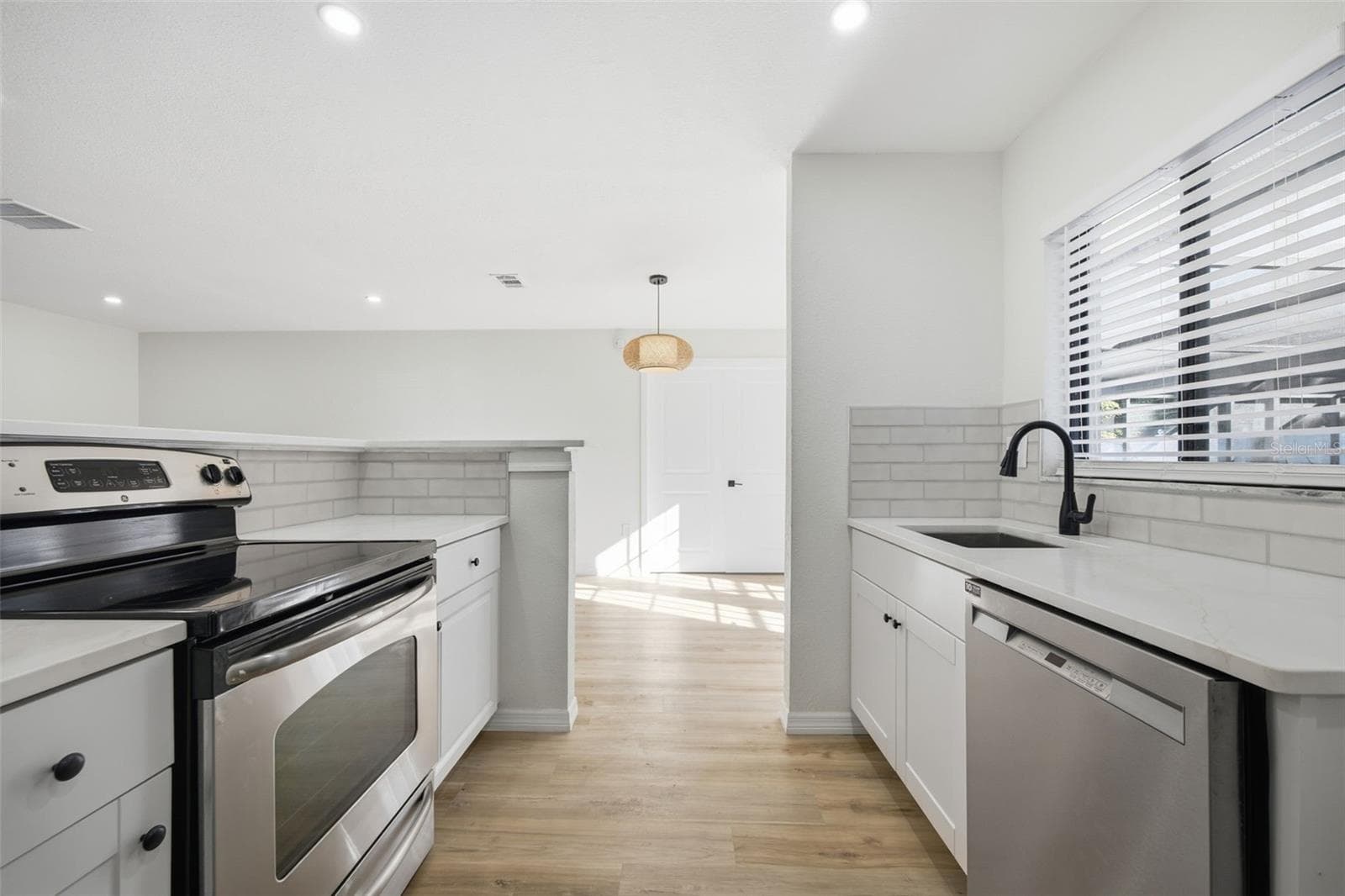 Single Family Residence at 12912 1ST ISLE, HUDSON, photo 13 of 51