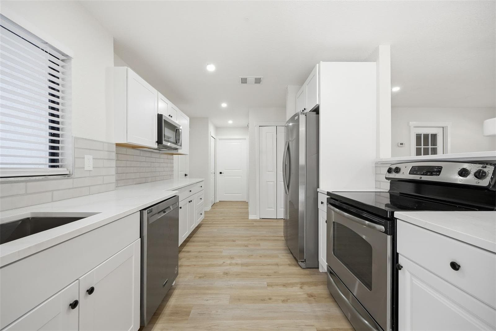 Single Family Residence at 12912 1ST ISLE, HUDSON, photo 14 of 51