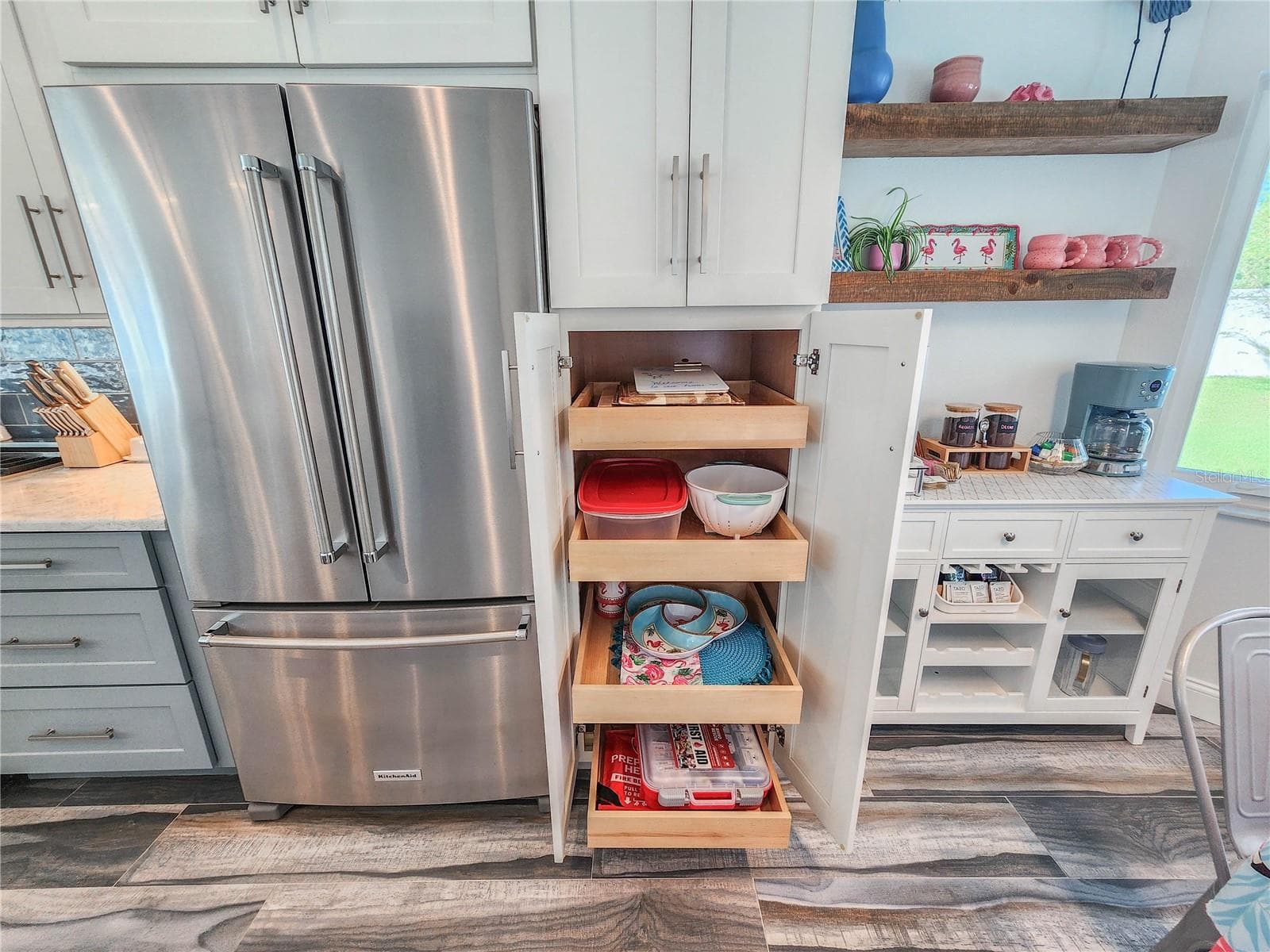 Lots of pull out pantries - 118 FERNDALE LN, PALM COAST