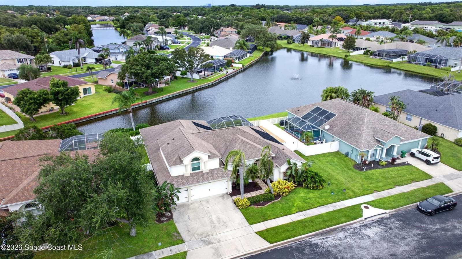 Peaceful lake views, lush neighborhood - 3726 SUNWARD DR, MERRITT ISLAND