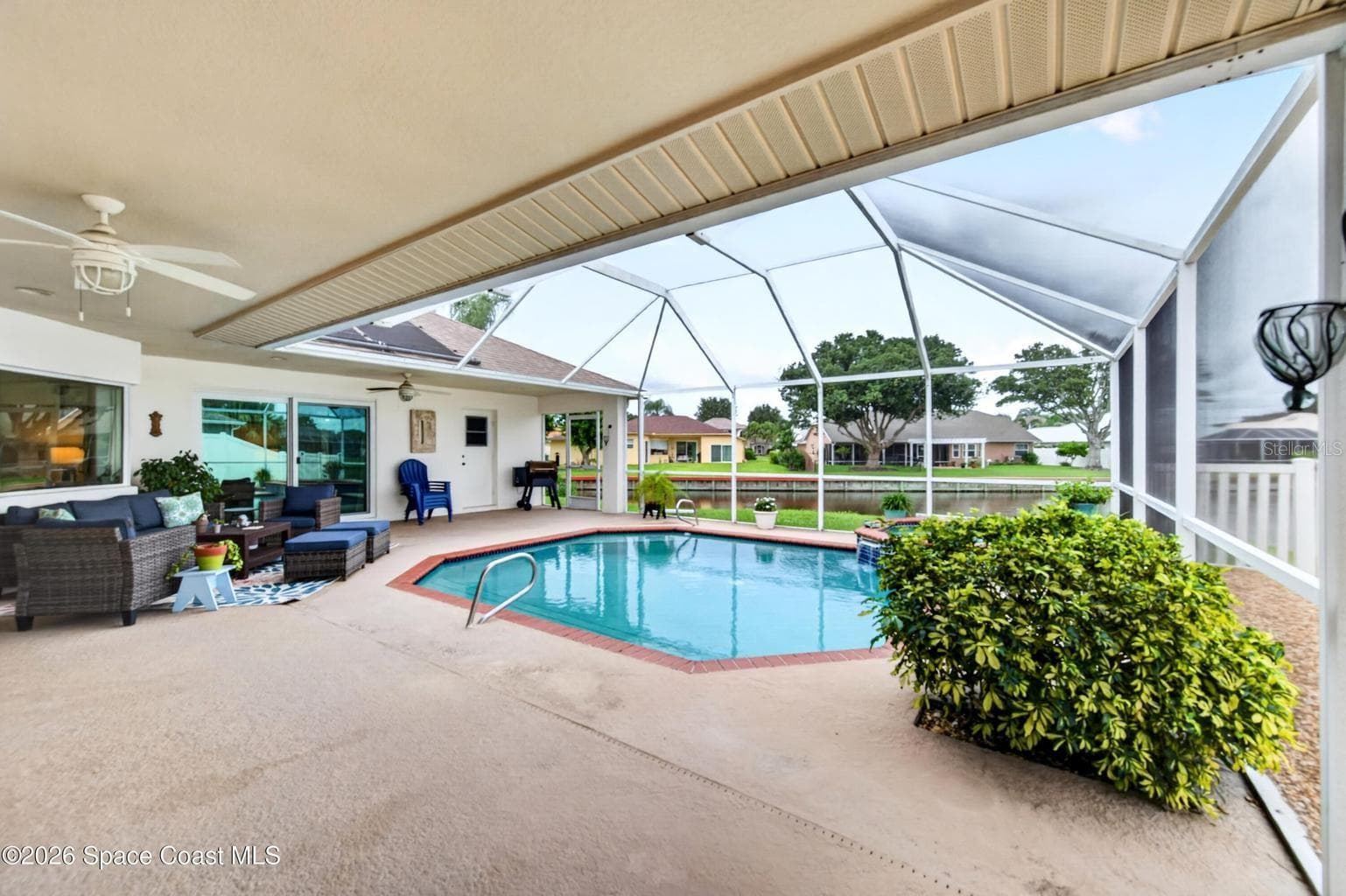 Screened pool and lanai on the lake - 3726 SUNWARD DR, MERRITT ISLAND
