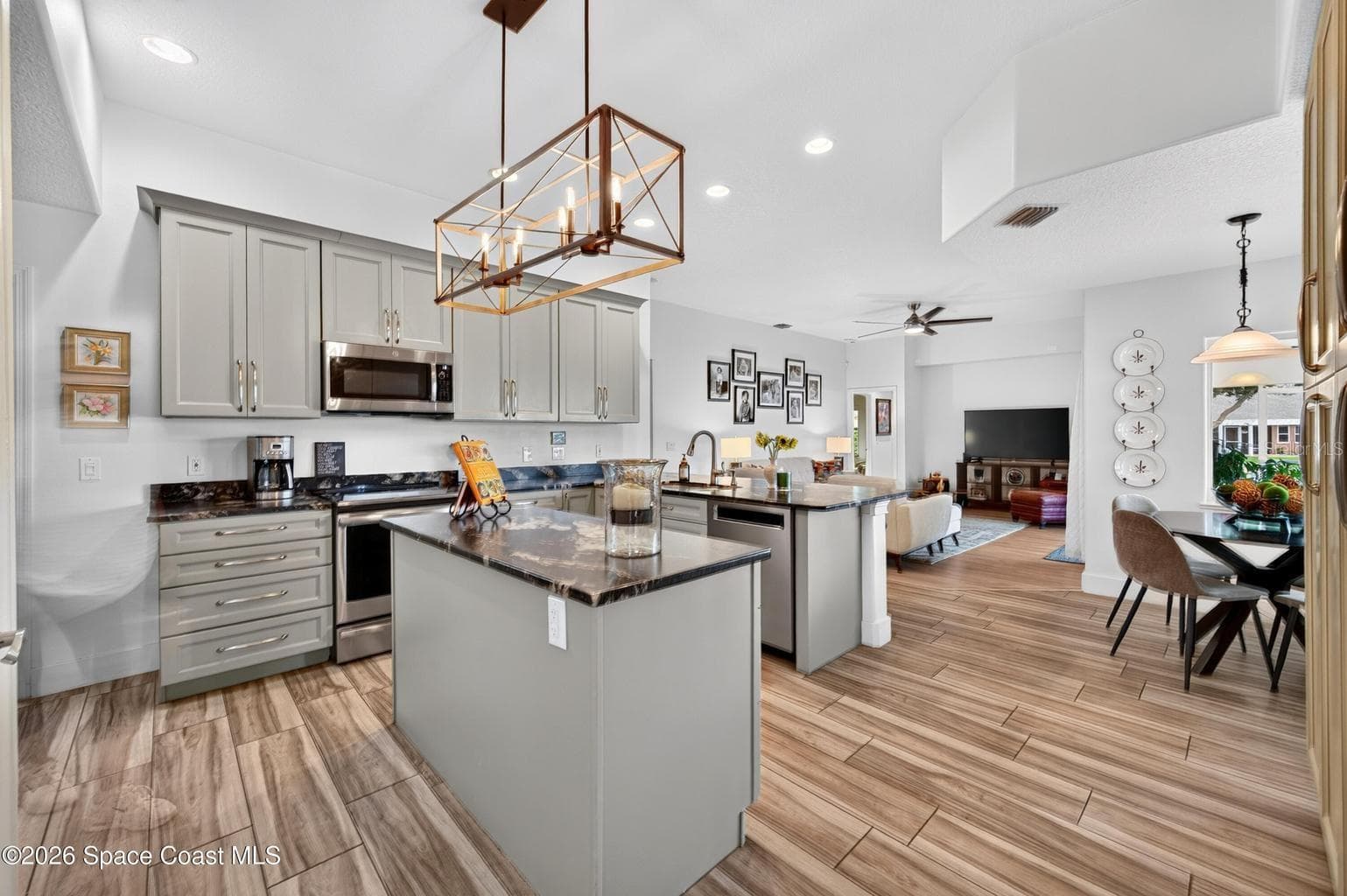 Updated kitchen with large island - 3726 SUNWARD DR, MERRITT ISLAND