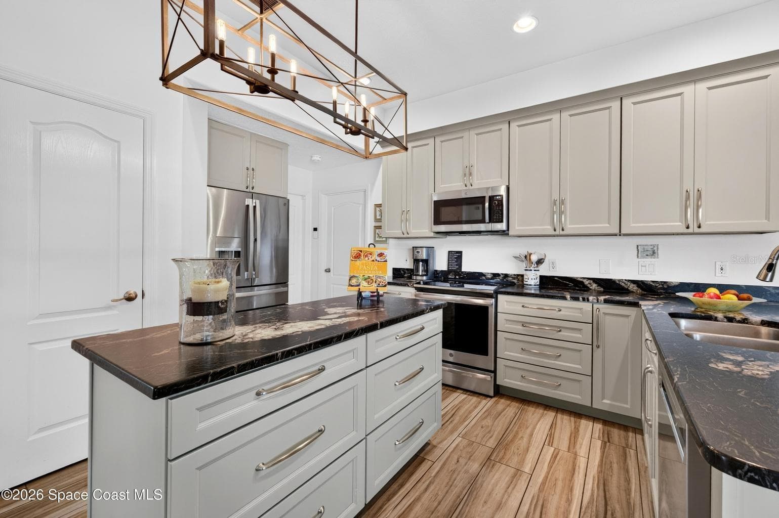 Shaker cabinets, stainless appliances - 3726 SUNWARD DR, MERRITT ISLAND