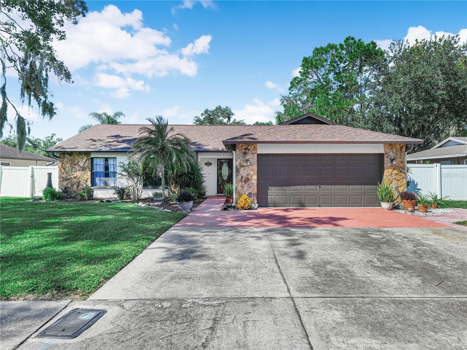 812 SANDALWOOD DR