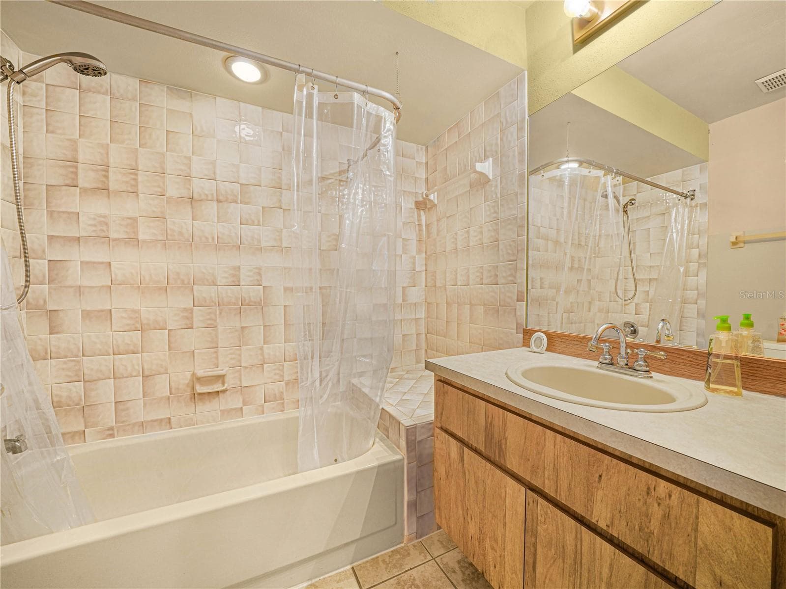 Hall Bath - 812 SANDALWOOD DR, PLANT CITY