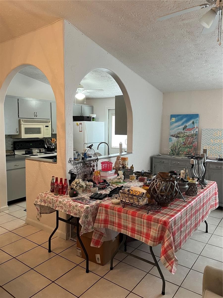 Look at the open arches please and not the mess! - 4715 STONEPOINTE PL, TAMPA