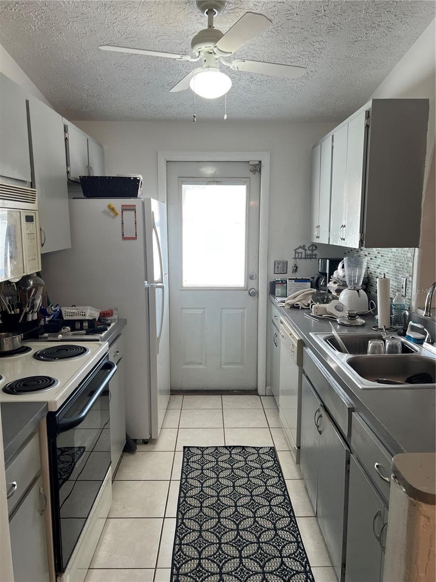 Kitchen also has an entry door to patio with built in blinds. - 4715 STONEPOINTE PL, TAMPA