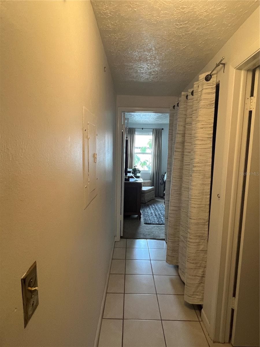 Laundry hallway between bedrooms - 4715 STONEPOINTE PL, TAMPA