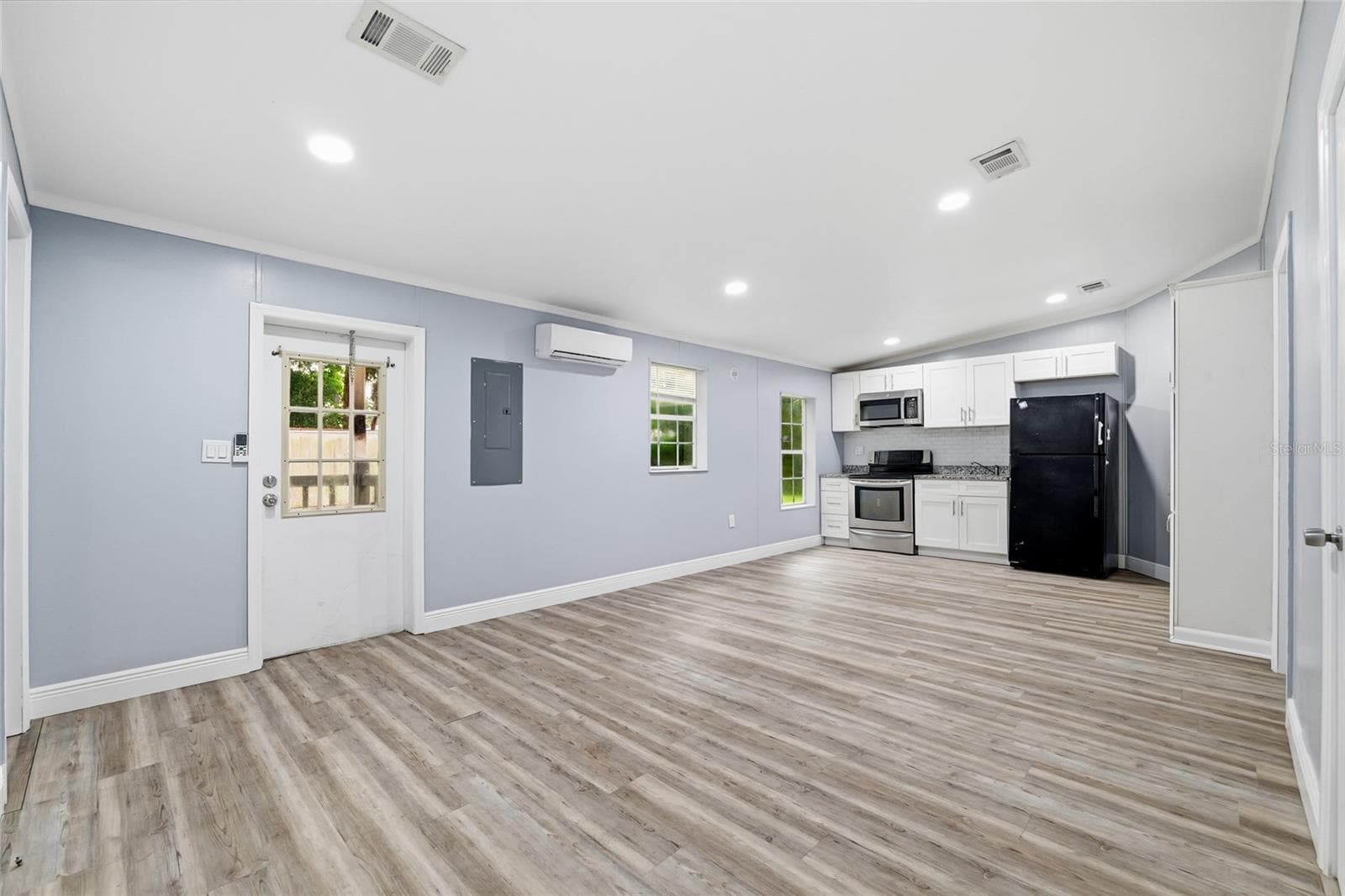 Manufactured Home at 12319 MEMORIAL HWY, TAMPA, photo 3 of 43