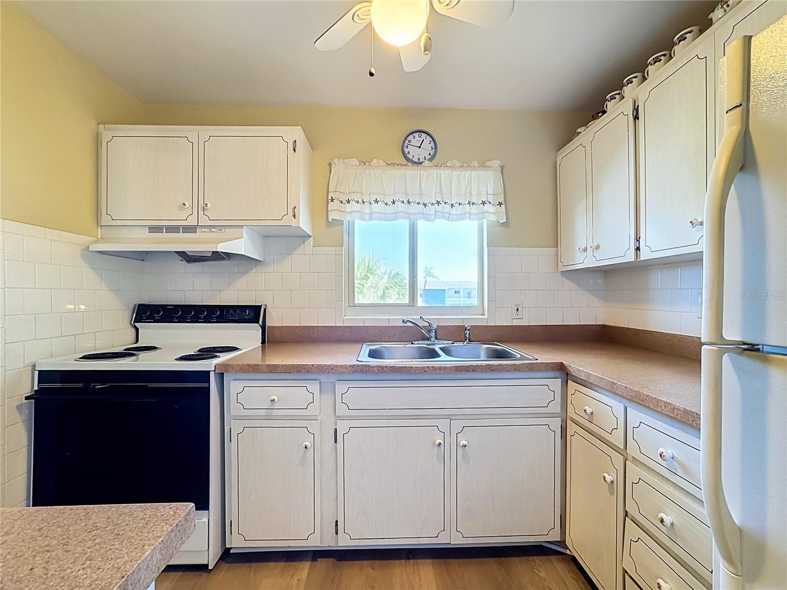 Range, Refrigerator, Microwave Oven, Included - 5898 17TH ST W #C31, BRADENTON