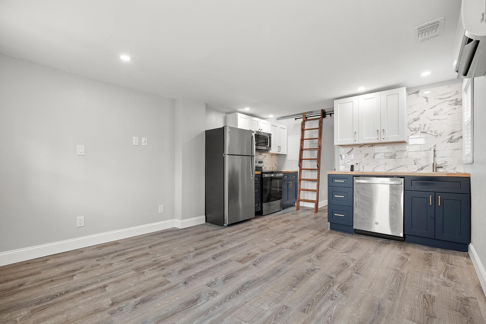 Triplex at 119 125TH AVE, TREASURE ISLAND, photo 15 of 32
