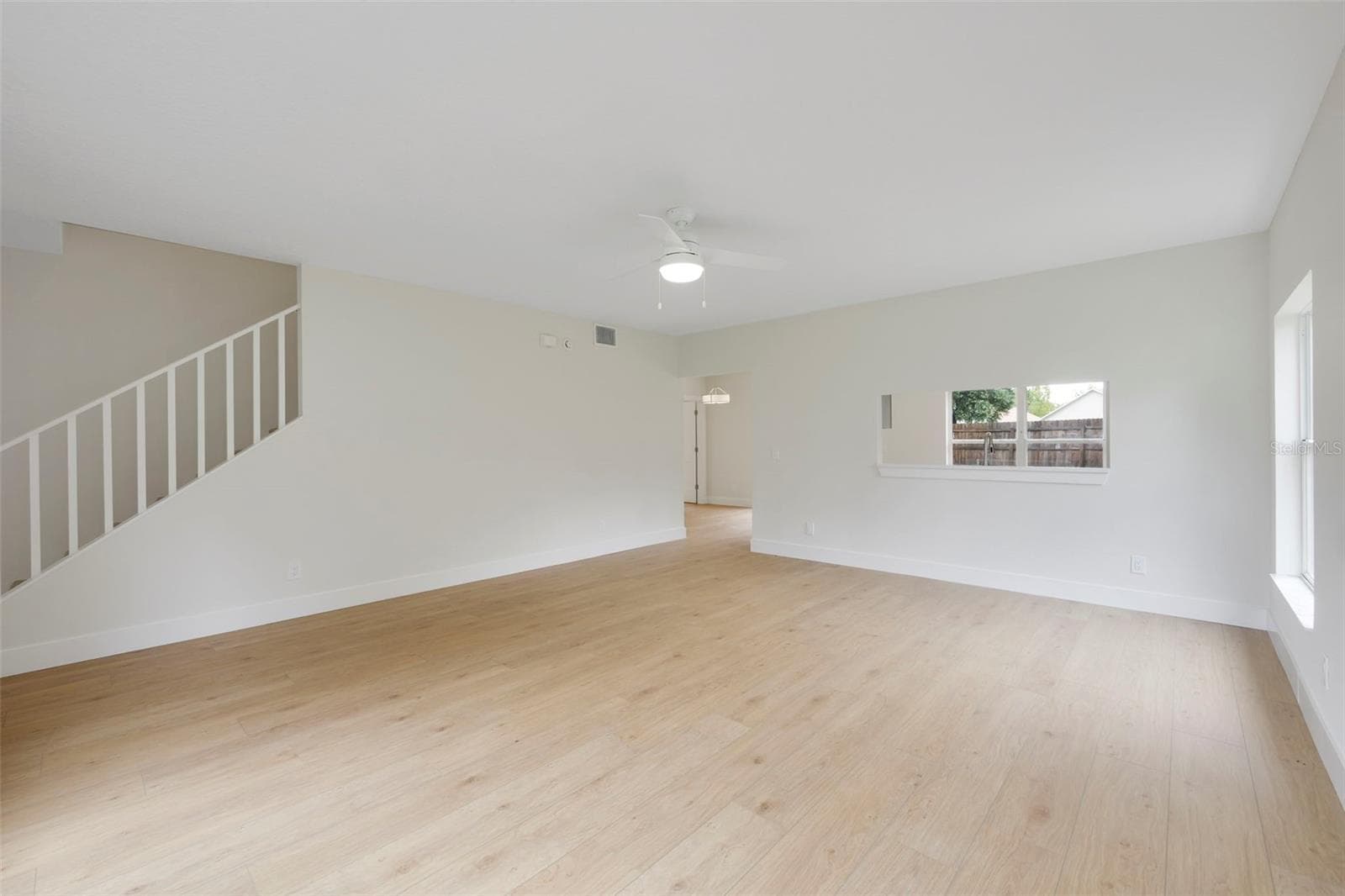 Living room Image #3 - 4336 WILLOWCREST CT, ORLANDO