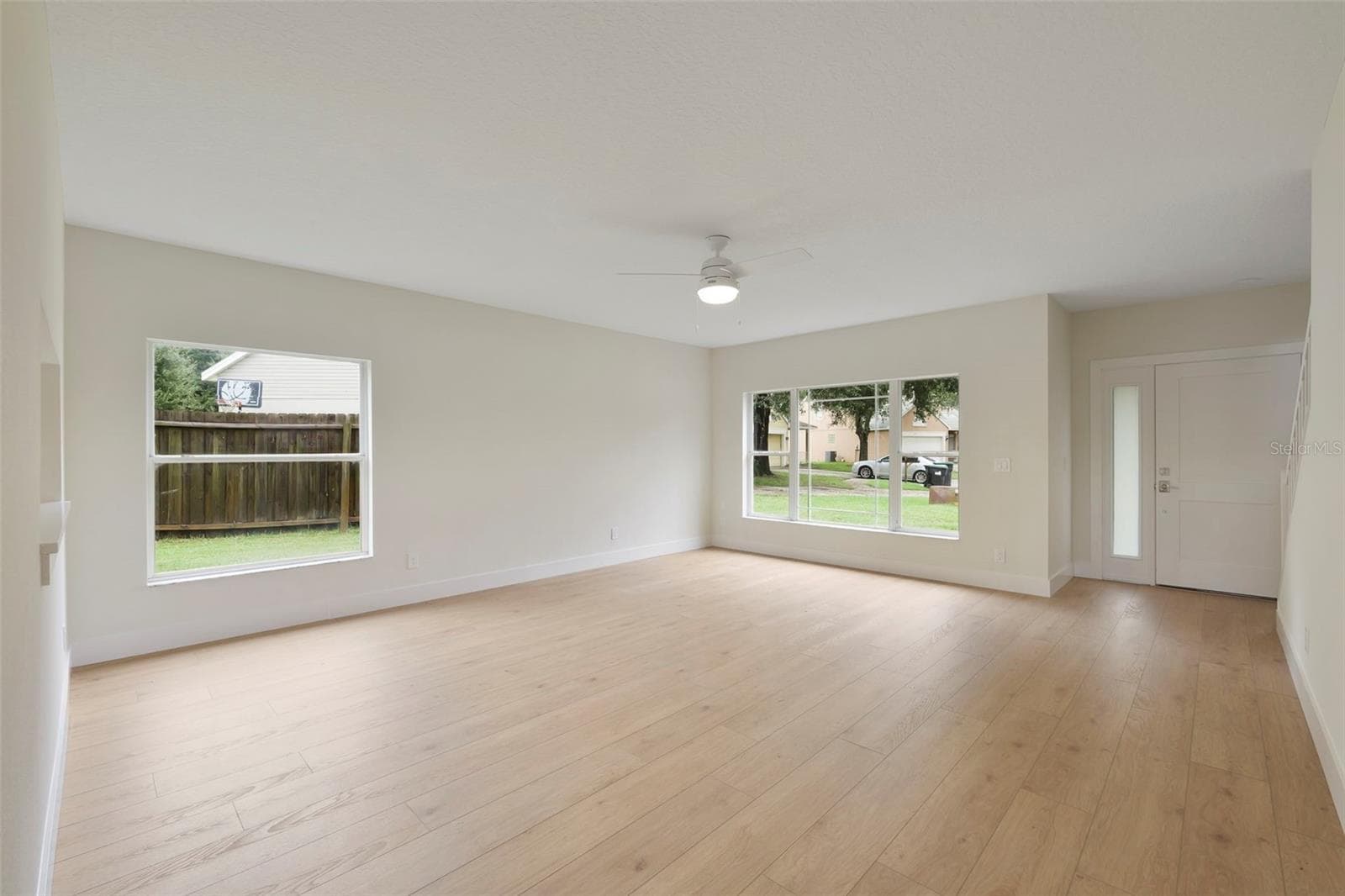 Living room facing front door - 4336 WILLOWCREST CT, ORLANDO