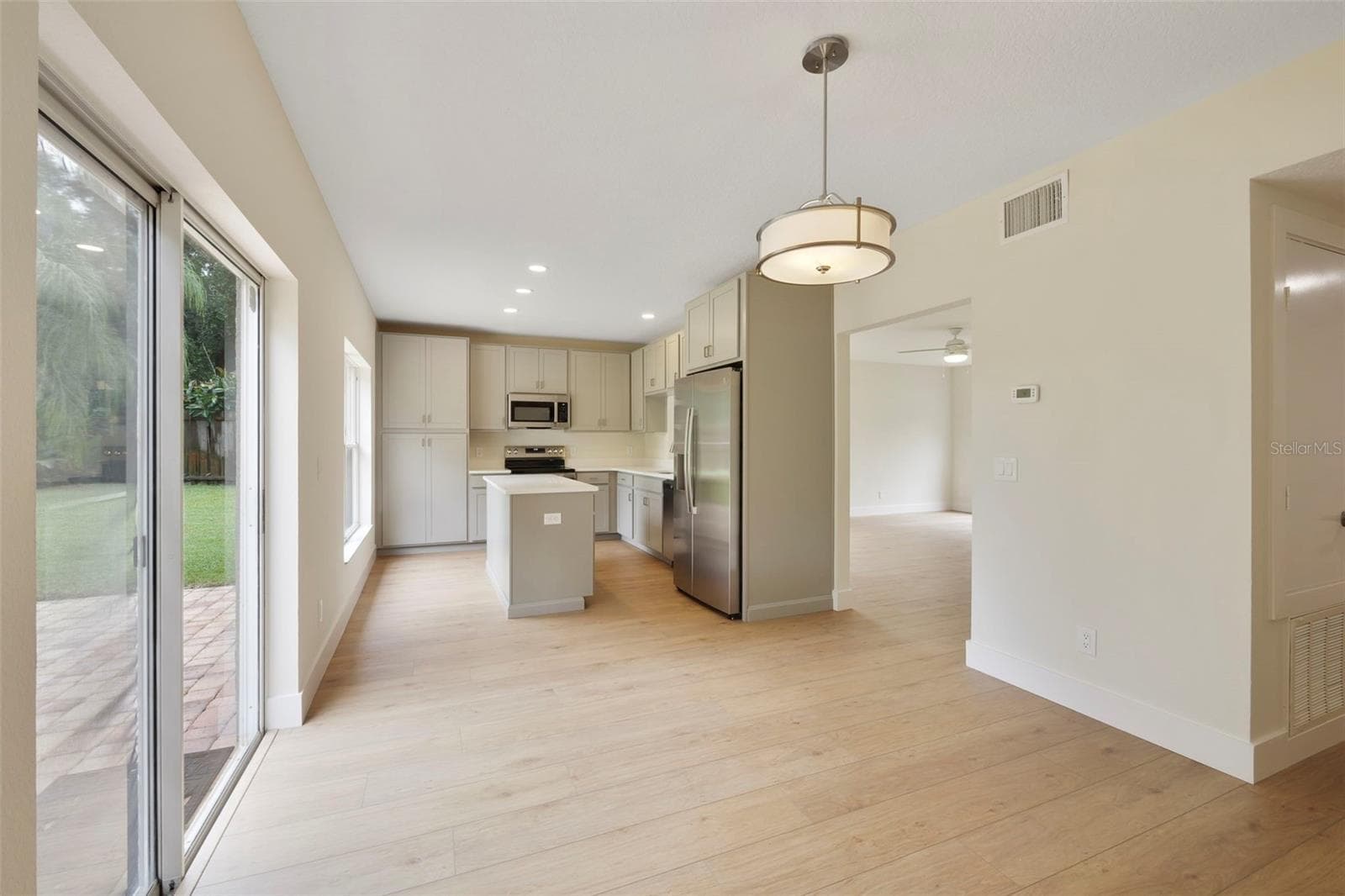 Dining room / Kitchen image 2 - 4336 WILLOWCREST CT, ORLANDO