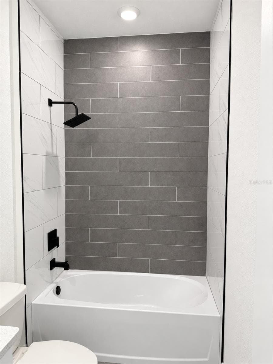 Guest tub and tile detail. Actual property photo, digitally refined. - 24479 SW KINGSWAY CIR, ARCADIA