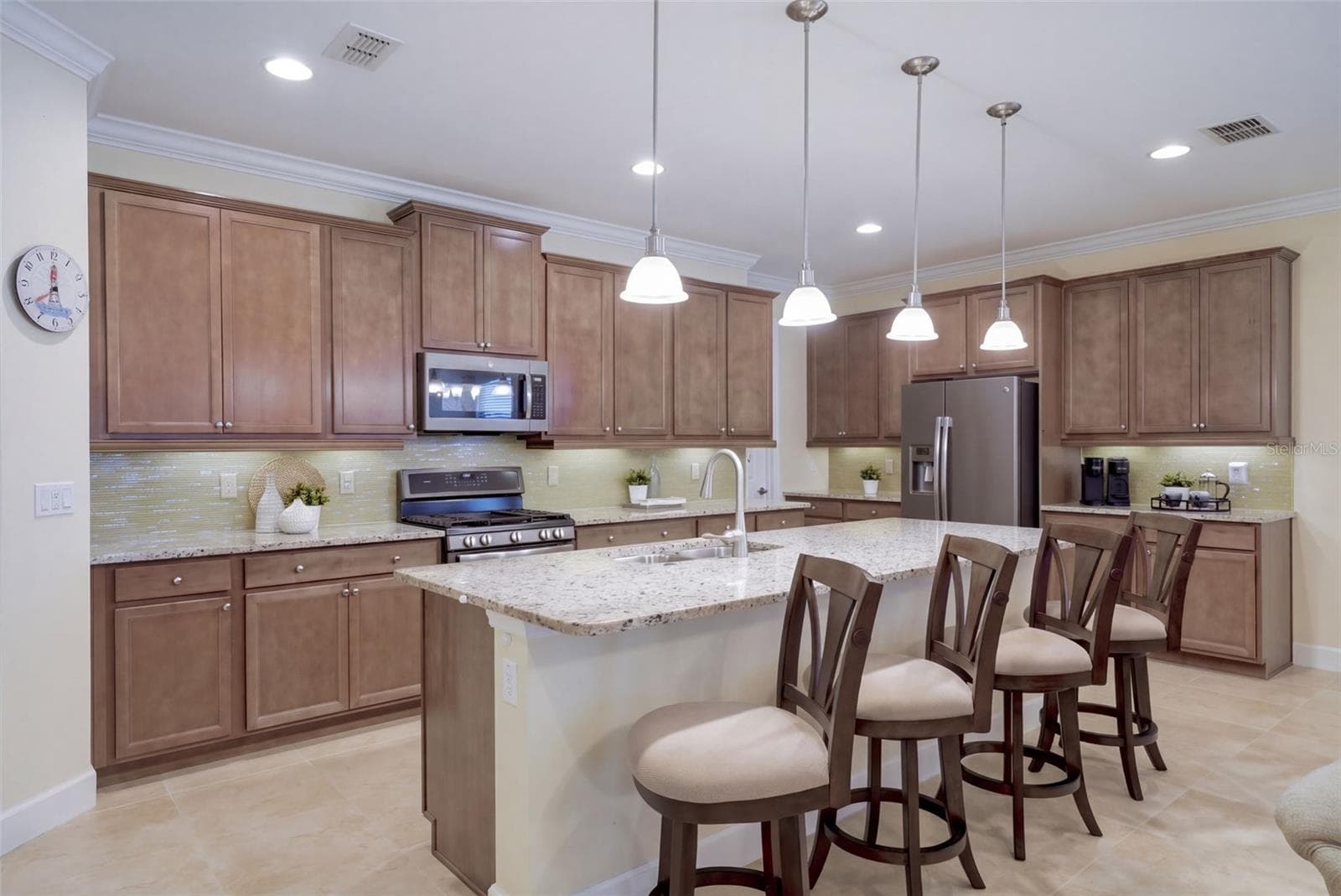 19' x 10' Kitchen w/ 42" cabinets, under cabinet lighting, Listello backsplash & granite countertops - 1233 EGGLESTON DRIVE, DELAND