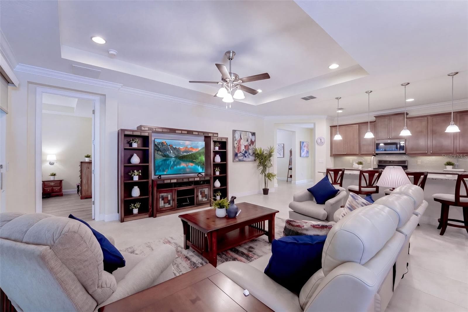 Great Room w/ crown molding, recessed lighting, tray ceiling & a ceiling fan - 1233 EGGLESTON DRIVE, DELAND