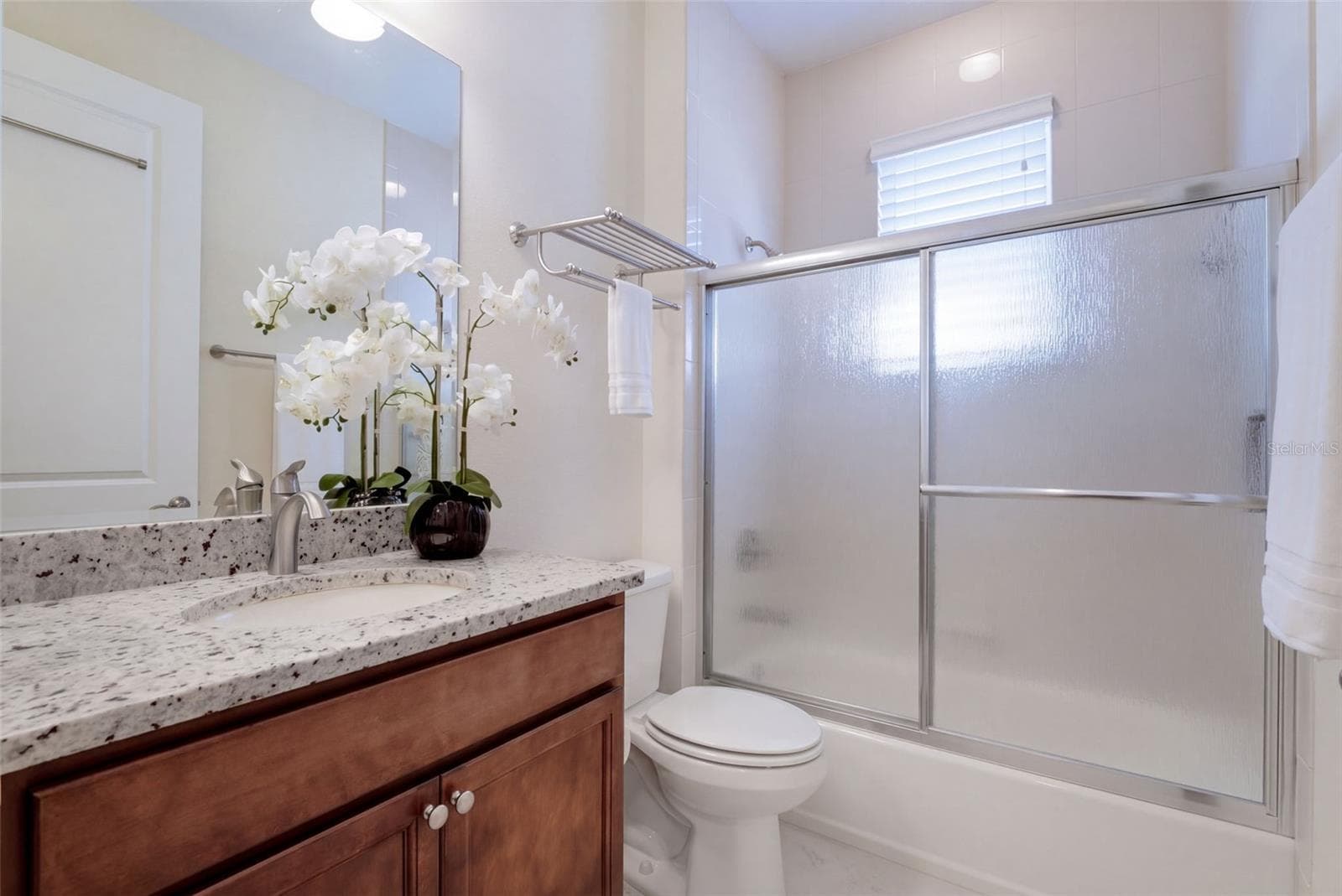 Guest Bathroom w/ granite countertop vanity & Tub/Shower combo w/ sliding glass enclosure - 1233 EGGLESTON DRIVE, DELAND