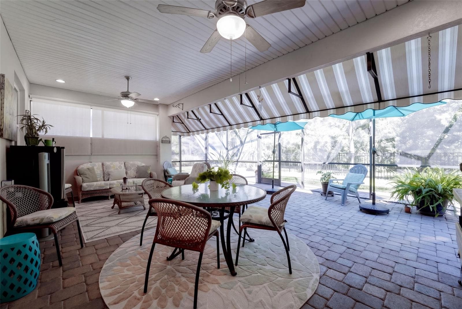 24' x 22' Screen enclosed covered Lanai w/ awning, natural gas connection for a grill & ceiling fans - 1233 EGGLESTON DRIVE, DELAND