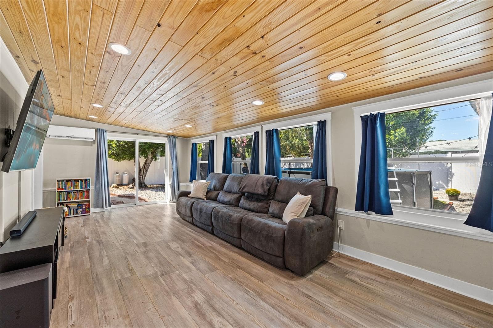 Single Family Residence at 4601 W HAWTHORNE RD, TAMPA, photo 12 of 31