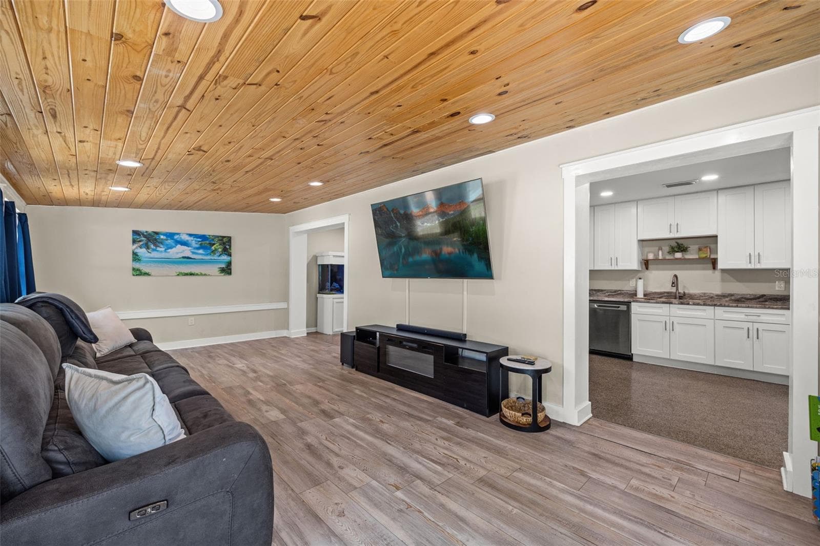 Single Family Residence at 4601 W HAWTHORNE RD, TAMPA, photo 14 of 31