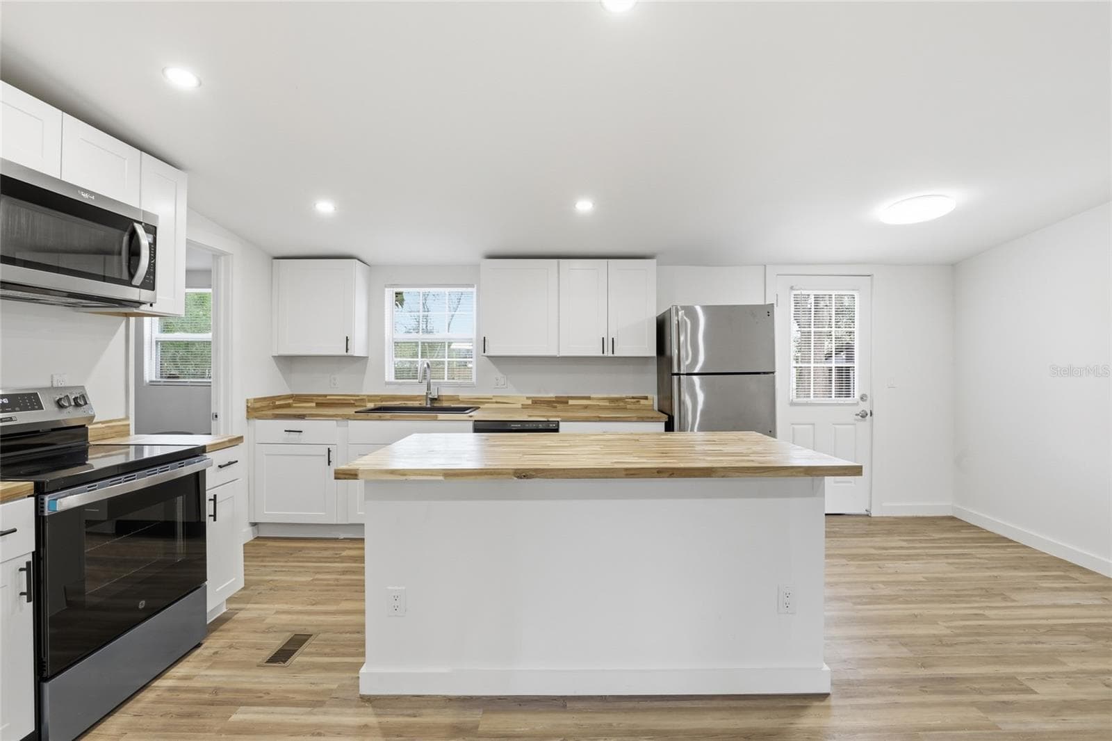 Manufactured Home at 9024 SW 104TH TER, GAINESVILLE, photo 10 of 36