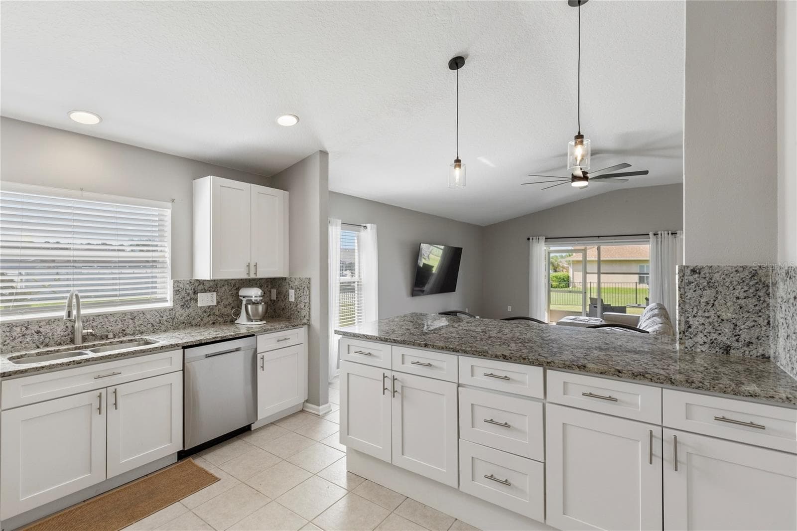 Open and updated kitchen with huge island penisular - 7619 CRESCENT PALM DR, WESLEY CHAPEL