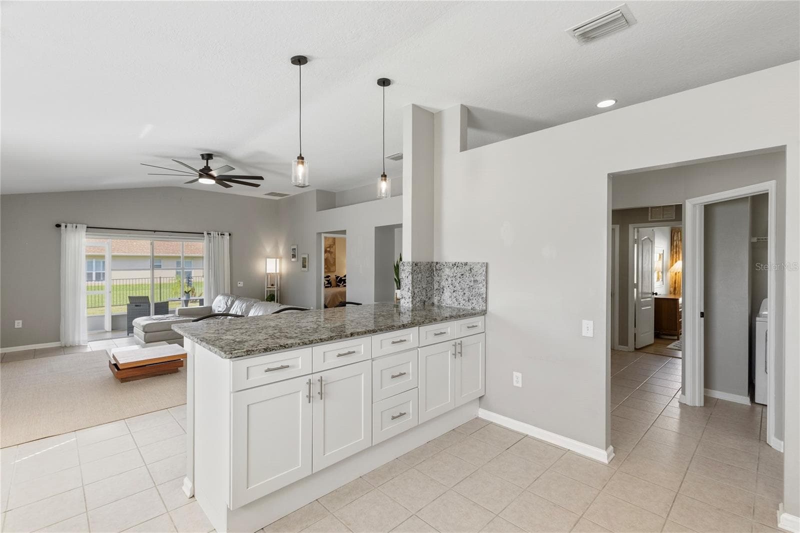 Large peninsular Island for eating and storage - 7619 CRESCENT PALM DR, WESLEY CHAPEL
