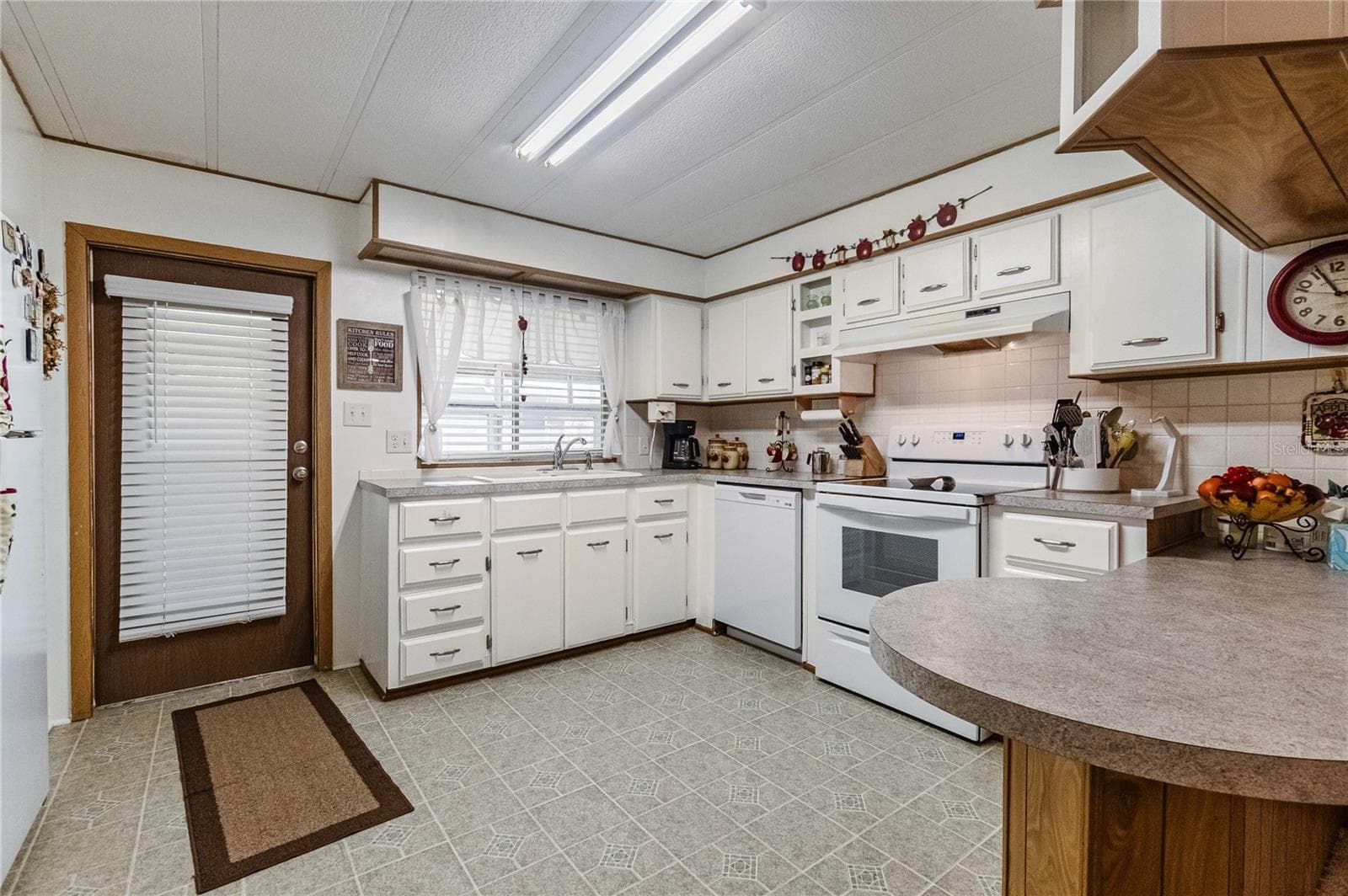 Manufactured Home at 5600 ARROWHEAD DR, ZEPHYRHILLS, photo 15 of 49