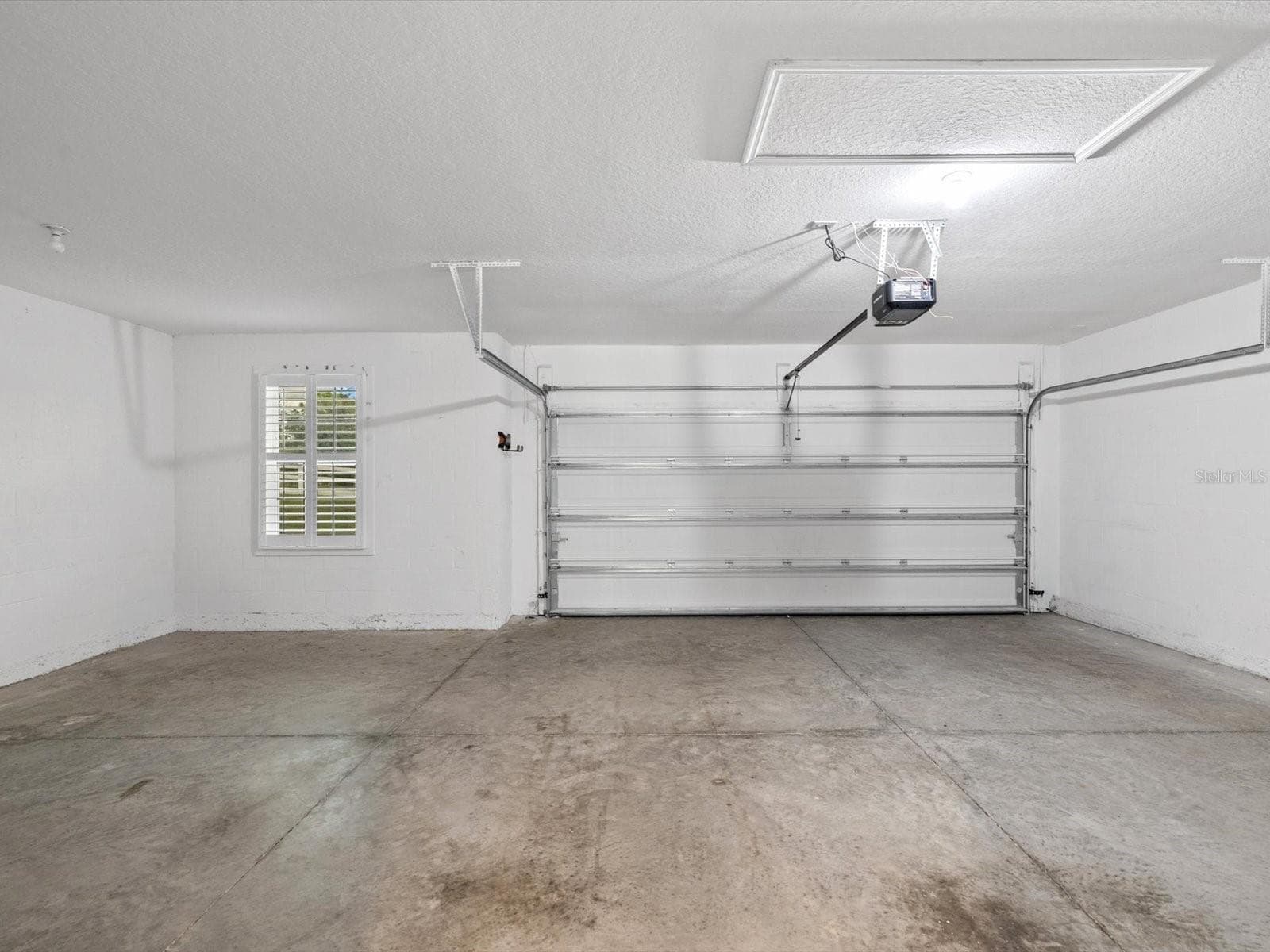 oversized 3 car garage - 6337 NODOC RD, SPRING HILL