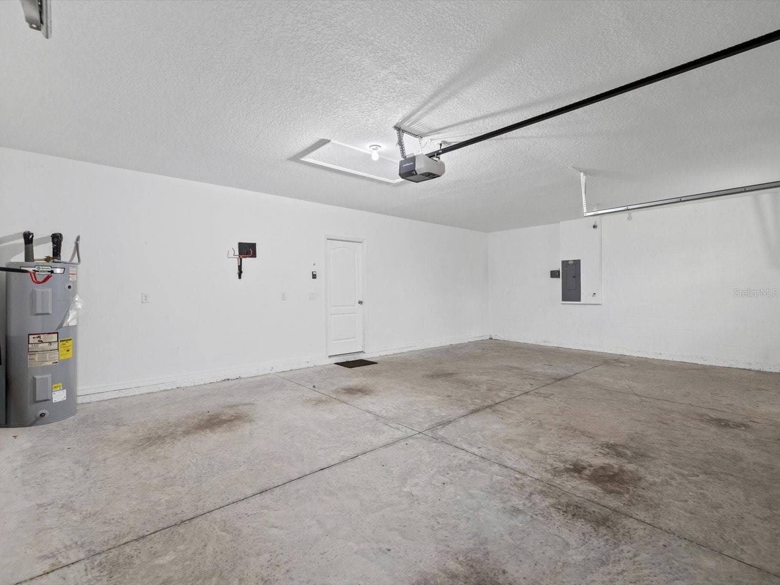 oversized 3 car garage - 6337 NODOC RD, SPRING HILL