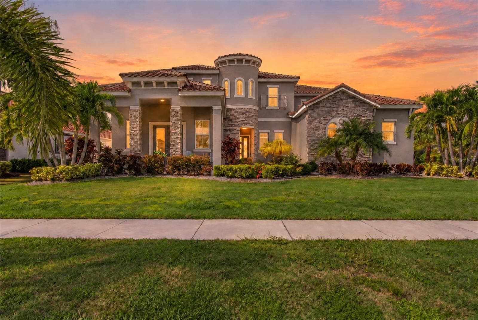 832 MANNS HARBOR DR